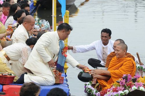 ภาพ No.9097:ประมวลภาพตักบาตรเทศกาลเข้าพรรษา สืบสานประเพณีตักบาตรทางน้ำ อบต.คลองสาม 