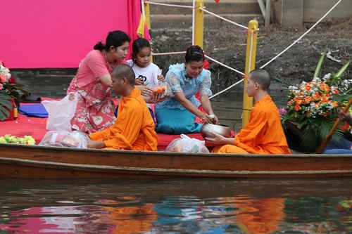 ภาพ No.9104:ประมวลภาพตักบาตรเทศกาลเข้าพรรษา สืบสานประเพณีตักบาตรทางน้ำ อบต.คลองสาม 