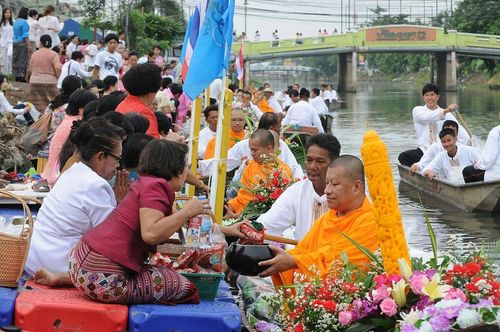 ภาพ No.9100:ประมวลภาพตักบาตรเทศกาลเข้าพรรษา สืบสานประเพณีตักบาตรทางน้ำ อบต.คลองสาม 