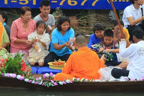 ภาพ No.9101:ประมวลภาพตักบาตรเทศกาลเข้าพรรษา สืบสานประเพณีตักบาตรทางน้ำ อบต.คลองสาม 