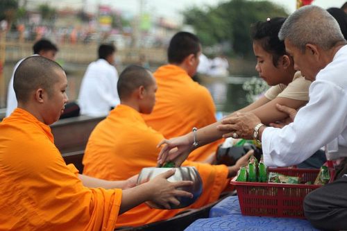 ภาพ No.9099:ประมวลภาพตักบาตรเทศกาลเข้าพรรษา สืบสานประเพณีตักบาตรทางน้ำ อบต.คลองสาม 