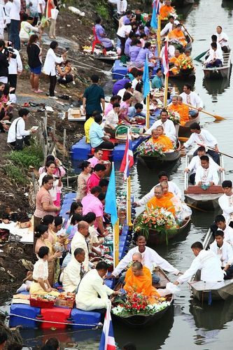 ภาพ No.9103:ประมวลภาพตักบาตรเทศกาลเข้าพรรษา สืบสานประเพณีตักบาตรทางน้ำ อบต.คลองสาม 