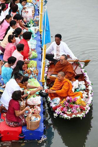 ภาพ No.9105:ประมวลภาพตักบาตรเทศกาลเข้าพรรษา สืบสานประเพณีตักบาตรทางน้ำ อบต.คลองสาม 