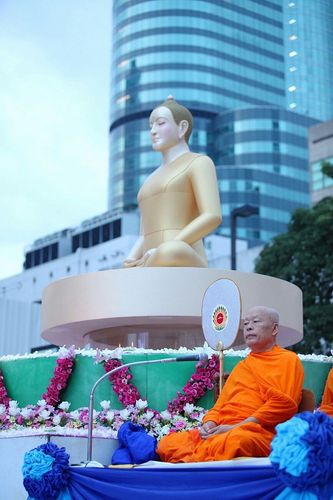 ภาพ No.9146:ประมวลภาพตักบาตร Central World พระ 10,000 รูป