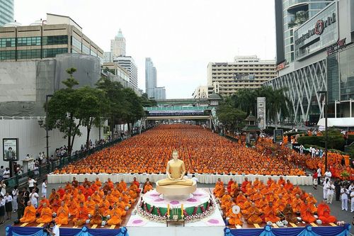 ภาพ No.9164:ประมวลภาพตักบาตร Central World พระ 10,000 รูป