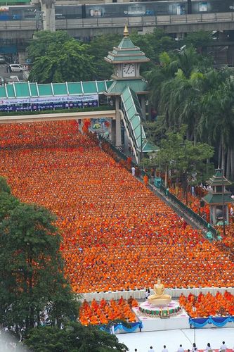ภาพ No.9150:ประมวลภาพตักบาตร Central World พระ 10,000 รูป