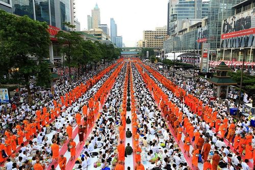 ภาพ No.9154:ประมวลภาพตักบาตร Central World พระ 10,000 รูป