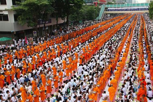 ภาพ No.9155:ประมวลภาพตักบาตร Central World พระ 10,000 รูป