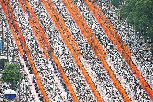 ภาพ No.9156:ประมวลภาพตักบาตร Central World พระ 10,000 รูป