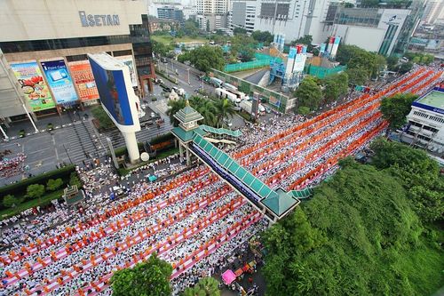 ภาพ No.9157:ประมวลภาพตักบาตร Central World พระ 10,000 รูป