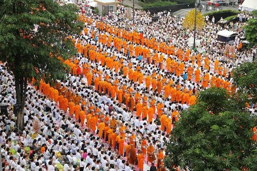 ภาพ No.9158:ประมวลภาพตักบาตร Central World พระ 10,000 รูป
