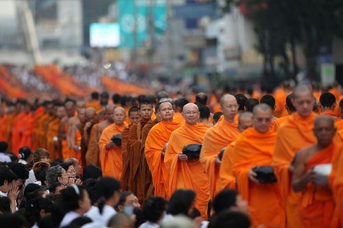 ภาพ No.9160:ประมวลภาพตักบาตร Central World พระ 10,000 รูป