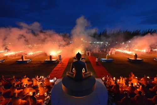 ภาพ No.9307:พิธีจุดโคมประทีป ปล่อยโคมลอยถวายเป็นพุทธบูชา ณ พุทธอุทยานนานาชาติ