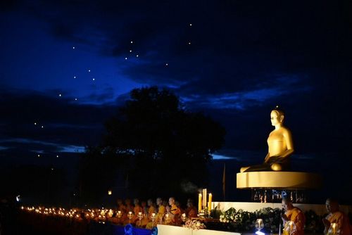 ภาพ No.9308:พิธีจุดโคมประทีป ปล่อยโคมลอยถวายเป็นพุทธบูชา ณ พุทธอุทยานนานาชาติ