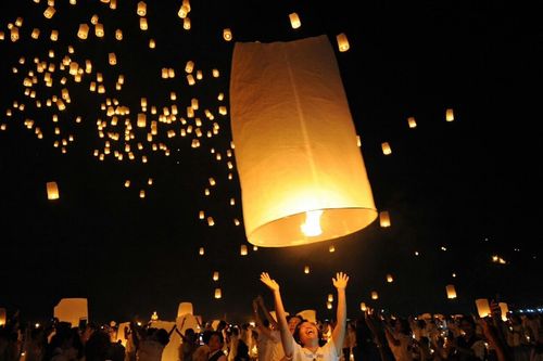 ภาพ No.9323:พิธีจุดโคมประทีป ปล่อยโคมลอยถวายเป็นพุทธบูชา ณ พุทธอุทยานนานาชาติ