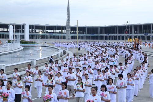 ภาพ No.37978:พิธีเวียนประทักษิณและวันทามหาธรรมกายเจดีย์