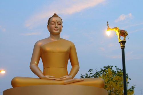 ภาพ No.8268:พิธีตักบาตรคณะสงฆ์  12,600  รูป ถนนเณรแก้ว อ.เมือง จ.สุพรรณบุรี 