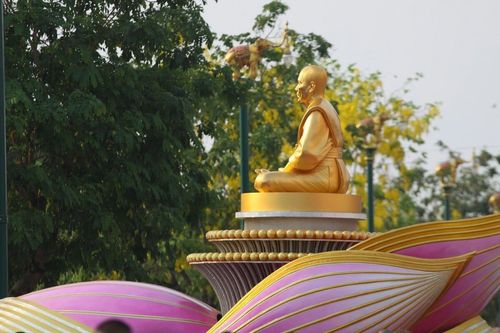 ภาพ No.8269:พิธีตักบาตรคณะสงฆ์  12,600  รูป ถนนเณรแก้ว อ.เมือง จ.สุพรรณบุรี 