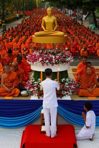 พิธีตักบาตรคณะสงฆ์  12,600  รูป ถนนเณรแก้ว อ.เมือง จ.สุพรรณบุรี 