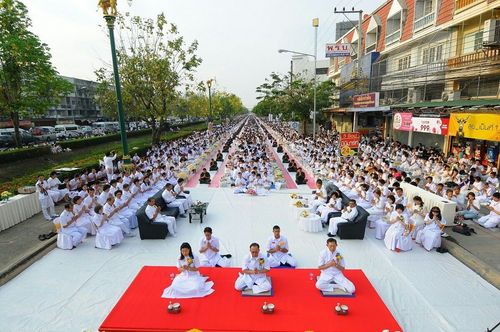 ภาพ No.8271:พิธีตักบาตรคณะสงฆ์  12,600  รูป ถนนเณรแก้ว อ.เมือง จ.สุพรรณบุรี 