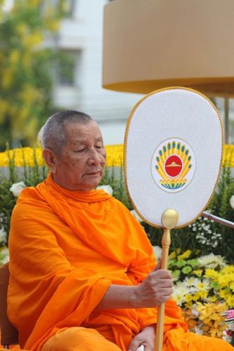 ภาพ No.8273:พิธีตักบาตรคณะสงฆ์  12,600  รูป ถนนเณรแก้ว อ.เมือง จ.สุพรรณบุรี 