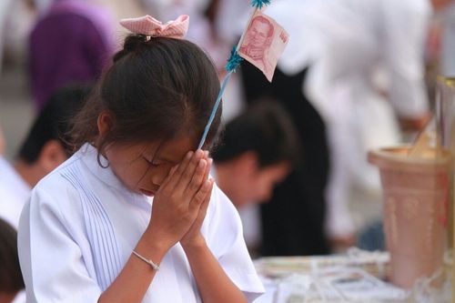 ภาพ No.8278:พิธีตักบาตรคณะสงฆ์  12,600  รูป ถนนเณรแก้ว อ.เมือง จ.สุพรรณบุรี 