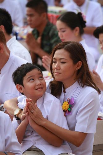 ภาพ No.8277:พิธีตักบาตรคณะสงฆ์  12,600  รูป ถนนเณรแก้ว อ.เมือง จ.สุพรรณบุรี 