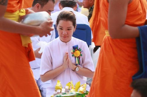 ภาพ No.8276:พิธีตักบาตรคณะสงฆ์  12,600  รูป ถนนเณรแก้ว อ.เมือง จ.สุพรรณบุรี 