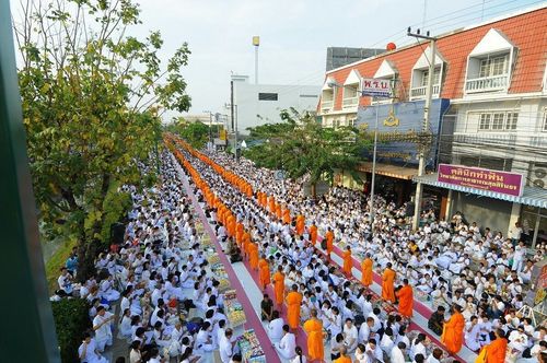 ภาพ No.8280:พิธีตักบาตรคณะสงฆ์  12,600  รูป ถนนเณรแก้ว อ.เมือง จ.สุพรรณบุรี 