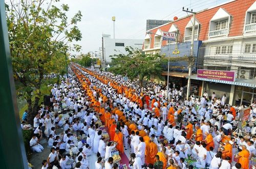ภาพ No.8281:พิธีตักบาตรคณะสงฆ์  12,600  รูป ถนนเณรแก้ว อ.เมือง จ.สุพรรณบุรี 