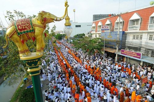 ภาพ No.8283:พิธีตักบาตรคณะสงฆ์  12,600  รูป ถนนเณรแก้ว อ.เมือง จ.สุพรรณบุรี 