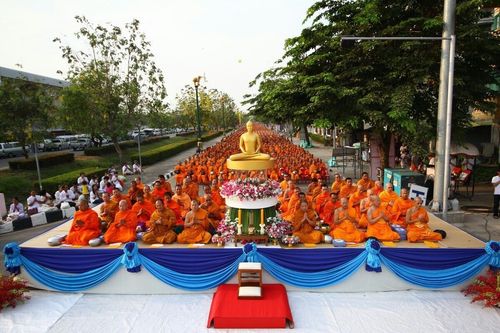 ภาพ No.8282:พิธีตักบาตรคณะสงฆ์  12,600  รูป ถนนเณรแก้ว อ.เมือง จ.สุพรรณบุรี 