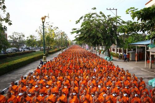 ภาพ No.8284:พิธีตักบาตรคณะสงฆ์  12,600  รูป ถนนเณรแก้ว อ.เมือง จ.สุพรรณบุรี 