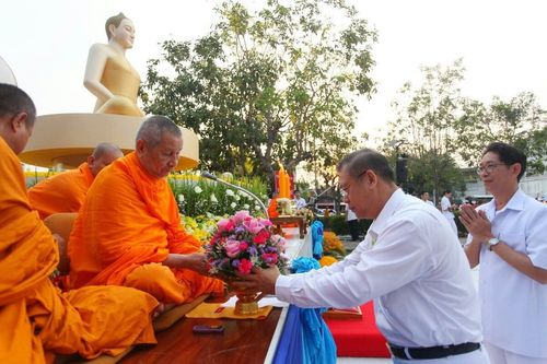 ภาพ No.8285:พิธีตักบาตรคณะสงฆ์  12,600  รูป ถนนเณรแก้ว อ.เมือง จ.สุพรรณบุรี 