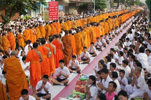 ภาพ No.8286:พิธีตักบาตรคณะสงฆ์  12,600  รูป ถนนเณรแก้ว อ.เมือง จ.สุพรรณบุรี 