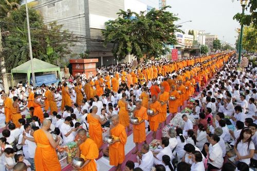 ภาพ No.8287:พิธีตักบาตรคณะสงฆ์  12,600  รูป ถนนเณรแก้ว อ.เมือง จ.สุพรรณบุรี 
