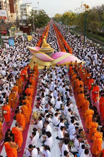 ภาพ No.8288:พิธีตักบาตรคณะสงฆ์  12,600  รูป ถนนเณรแก้ว อ.เมือง จ.สุพรรณบุรี 