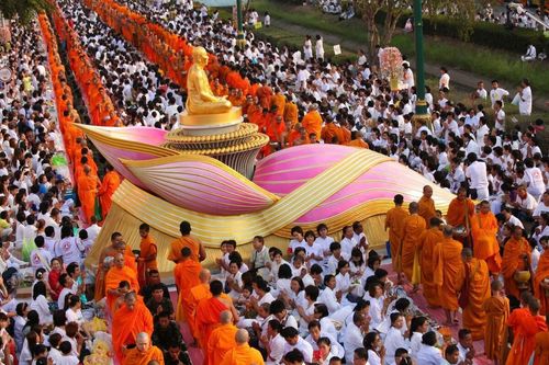 ภาพ No.8289:พิธีตักบาตรคณะสงฆ์  12,600  รูป ถนนเณรแก้ว อ.เมือง จ.สุพรรณบุรี 