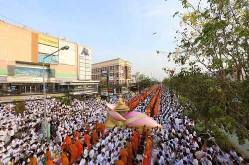 ภาพ No.8292:พิธีตักบาตรคณะสงฆ์  12,600  รูป ถนนเณรแก้ว อ.เมือง จ.สุพรรณบุรี 