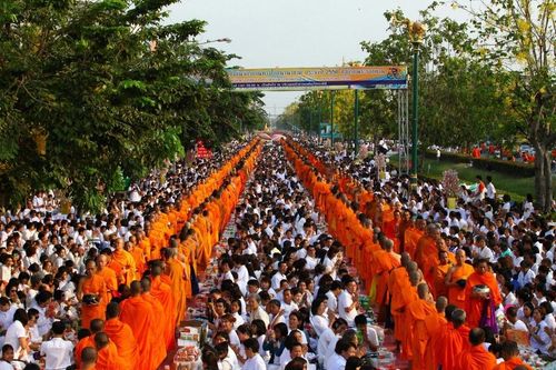 ภาพ No.8290:พิธีตักบาตรคณะสงฆ์  12,600  รูป ถนนเณรแก้ว อ.เมือง จ.สุพรรณบุรี 