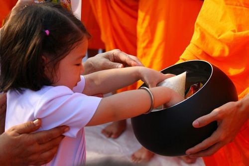 ภาพ No.8296:พิธีตักบาตรคณะสงฆ์  12,600  รูป ถนนเณรแก้ว อ.เมือง จ.สุพรรณบุรี 