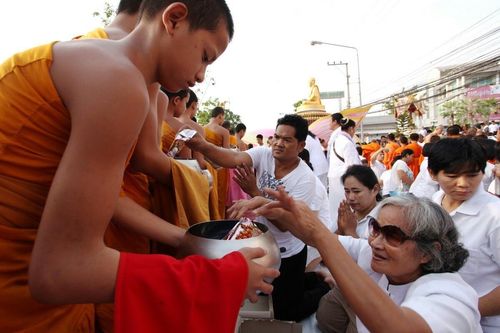 ภาพ No.8297:พิธีตักบาตรคณะสงฆ์  12,600  รูป ถนนเณรแก้ว อ.เมือง จ.สุพรรณบุรี 
