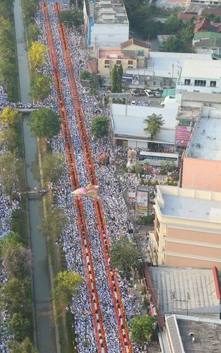 ภาพ No.8298:พิธีตักบาตรคณะสงฆ์  12,600  รูป ถนนเณรแก้ว อ.เมือง จ.สุพรรณบุรี 