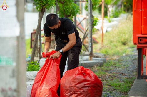 ภาพ No.45390:ประมวลภาพกิจกรรมเทศกิจจิตอาสาทำความสะอาดคูคลอง และพื้นที่สาธารณะ อบต.คลองสาม จ.ปทุมธานี