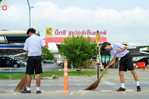 ภาพ No.45405:ประมวลภาพกิจกรรมเทศกิจจิตอาสาทำความสะอาดคูคลอง และพื้นที่สาธารณะ อบต.คลองสาม จ.ปทุมธานี