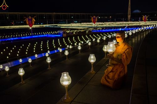 ภาพ No.48353:ประมวลภาพพิธีจุดประทีป เนื่องในวันอาสาฬหบูชา ประจำปี 2565