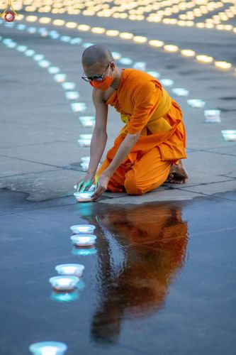 ภาพ No.48364:ประมวลภาพพิธีจุดประทีป เนื่องในวันอาสาฬหบูชา ประจำปี 2565