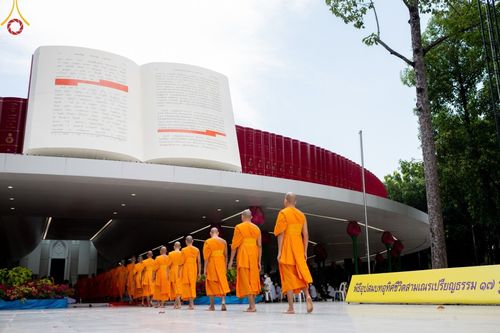 ภาพ No.46458:ประมวลภาพพิธีอุปสมบทอุทิศชีวิตสามเณรเปรียญธรรม 17 รูป ในวันวิสาขบูชา พ.ศ.  2565
