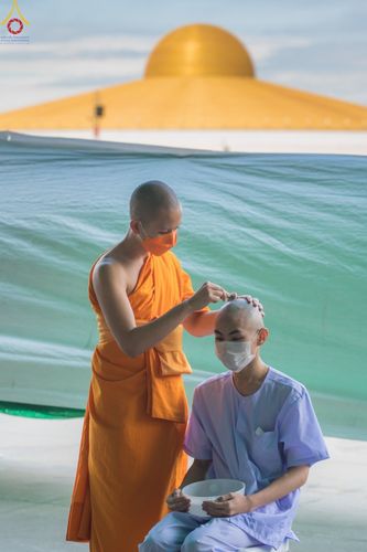 ภาพ No.43811:ประมวลภาพพิธีปลงผม โครงการอบรมมัชฌิมธรรมทายาท รุ่นที่ 26  และโครงการยุวธรรมทายาท รุ่นที่ 30