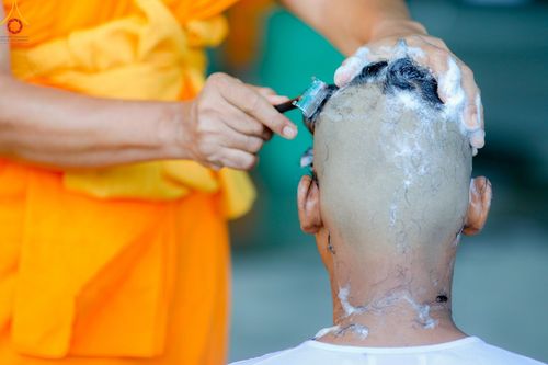 ภาพ No.43808:ประมวลภาพพิธีปลงผม โครงการอบรมมัชฌิมธรรมทายาท รุ่นที่ 26  และโครงการยุวธรรมทายาท รุ่นที่ 30